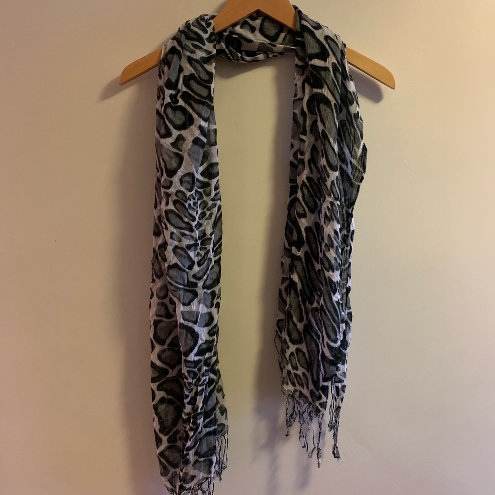 Patterned Scarf. - Picture 3 of 3